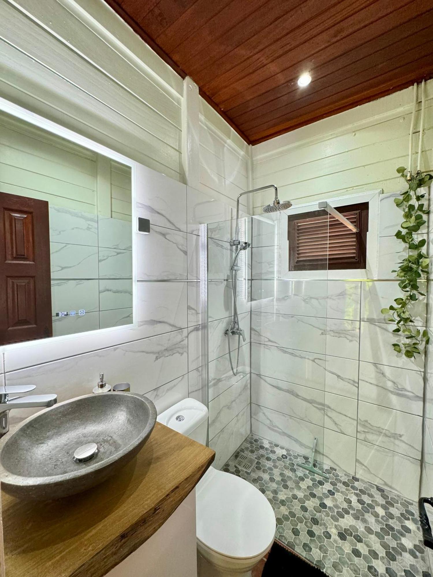 Le Gaspardo: Beachside Retreat with Garden and Comfort Le Carbet Exterior photo
